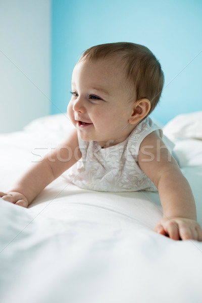 [[stock_photo]]: Cute · souriant · lit · chambre · fille