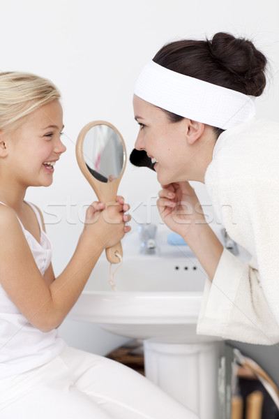 Fetita oglindă mamă machiaj baie Imagine de stoc © wavebreak_media