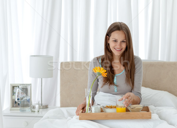 Portrait jeune femme déjeuner lit maison fleur Photo stock © wavebreak_media