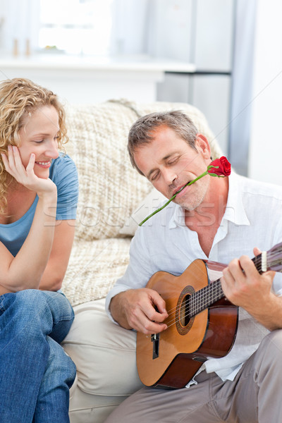 Romantische man spelen gitaar vrouw home Stockfoto © wavebreak_media