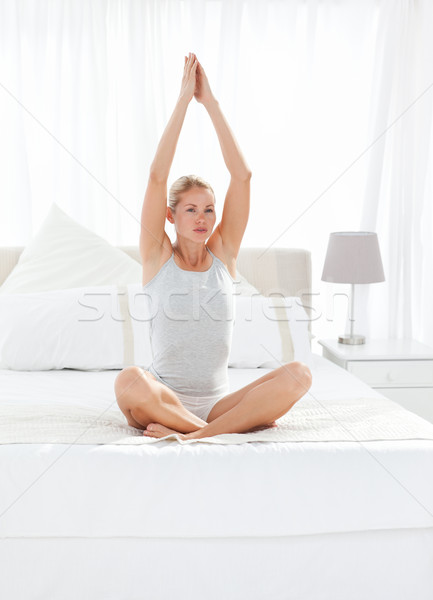 Mooie vrouw oefenen yoga bed home glimlach Stockfoto © wavebreak_media