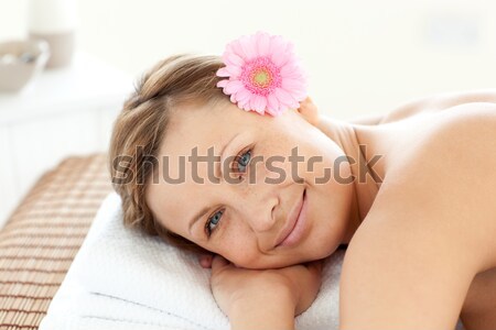 Tineri femeie prezinta spa centru Imagine de stoc © wavebreak_media