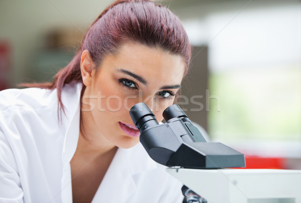 Jungen Wissenschaftler posiert Mikroskop Labor Stock foto © wavebreak_media