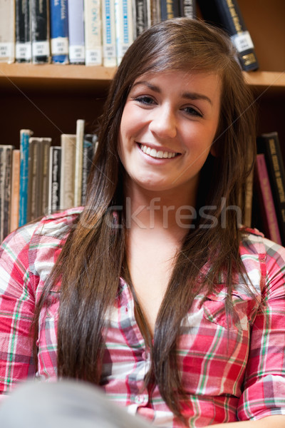 Stock fotó: Portré · mosolyog · diák · ül · polcok · könyvtár