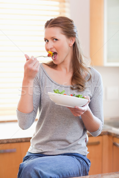 商業照片: 年輕女子 · 享受 · 沙拉 · 健康 · 蔬菜 · 吃