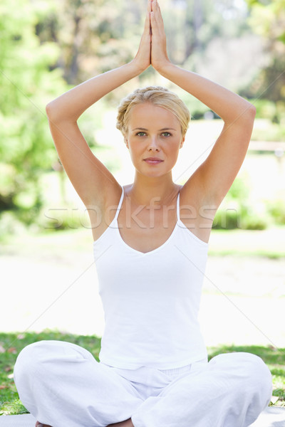 Stockfoto: Jonge · vrouw · yoga · positie · gazon · schoonheid