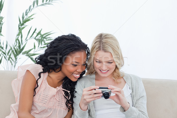 Twee vrouwen naar foto's digitale camera gelukkig digitale Stockfoto © wavebreak_media