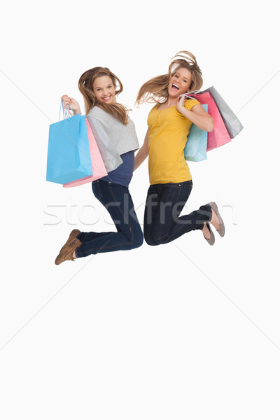 Deux jeunes femmes sautant blanche souriant [[stock_photo]] © wavebreak_media