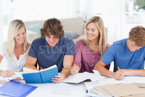 Сток-фото: четыре · улыбаясь · студентов · сидят · вместе · смеяться