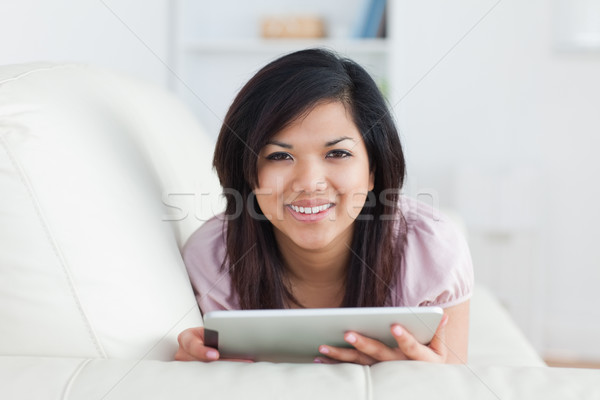 Mujer sonriente sofá jugando tableta salón Foto stock © wavebreak_media