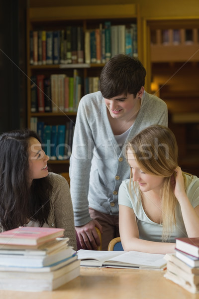 Stok fotoğraf: öğrenci · konuşma · sınıf · arkadaşları · oturma · büro · kolej