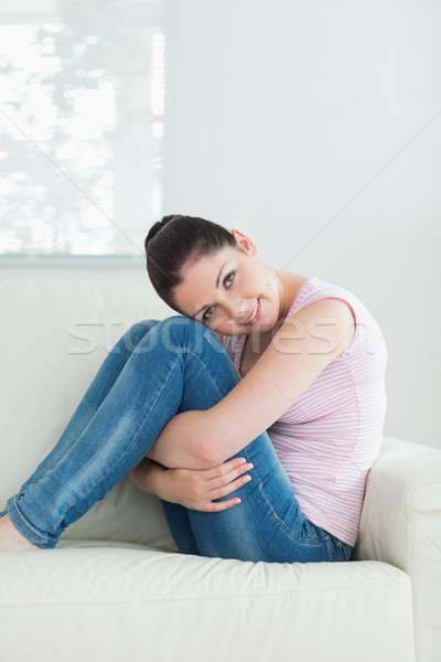 ストックフォト: 笑顔の女性 · リラックス · 座って · ソファ · リビングルーム · 幸せ