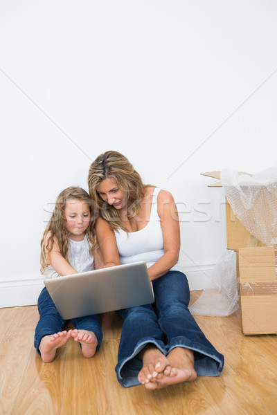 Anne kız oturma zemin bakıyor dizüstü bilgisayar Stok fotoğraf © wavebreak_media