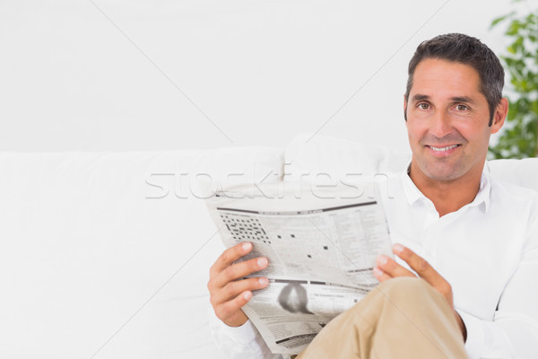 Sonriendo hombre lectura periódico salón casa Foto stock © wavebreak_media