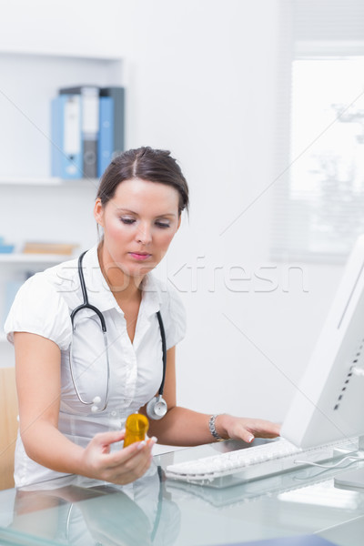 Medic on-line reteta femeie clinică Imagine de stoc © wavebreak_media