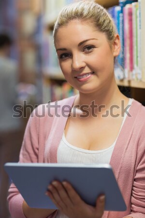 Sonriendo nina ordenador estudiar biblioteca mujer Foto stock © wavebreak_media