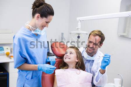 牙科醫生 顯示 小 男孩 刷 牙齒 商業照片 © wavebreak_media