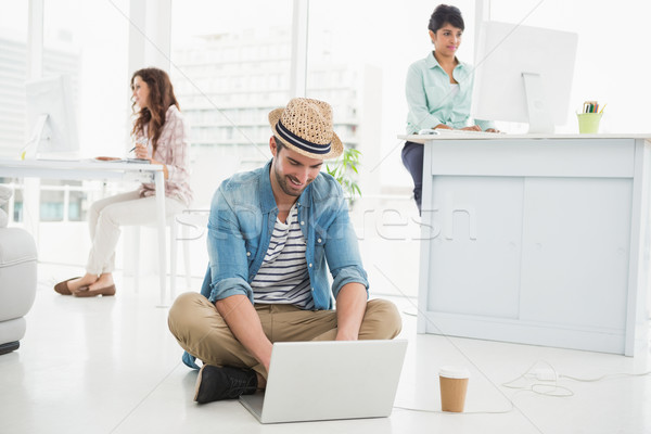 Stockfoto: Gelukkig · zakenman · vergadering · vloer · met · behulp · van · laptop · collega's