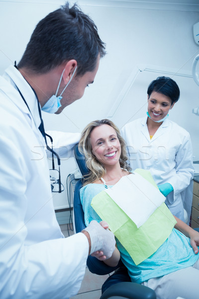 Foto stock: Dentista · ayudante · apretón · de · manos · mujer · masculina · dentistas