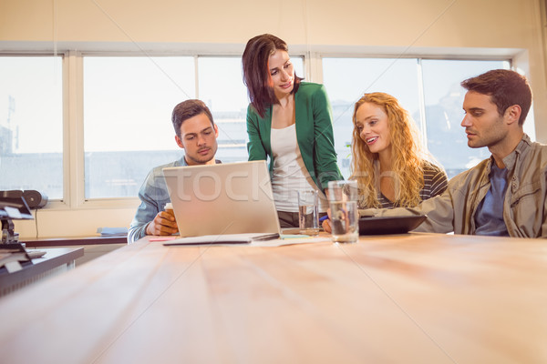 Stockfoto: Groep · jonge · collega's · met · behulp · van · laptop · kantoor · computer