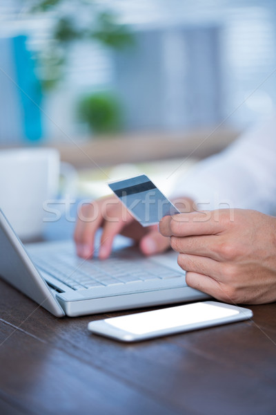 Widoku biznesmen karty kredytowej wpisując komputera Zdjęcia stock © wavebreak_media