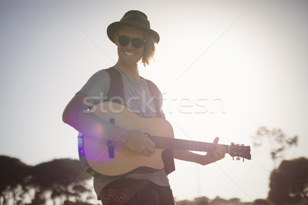 Foto stock: Retrato · sorridente · homem · jogar · guitarra · em · pé