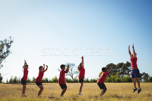 Foto stock: Treinador · treinamento · crianças · bota · acampamento