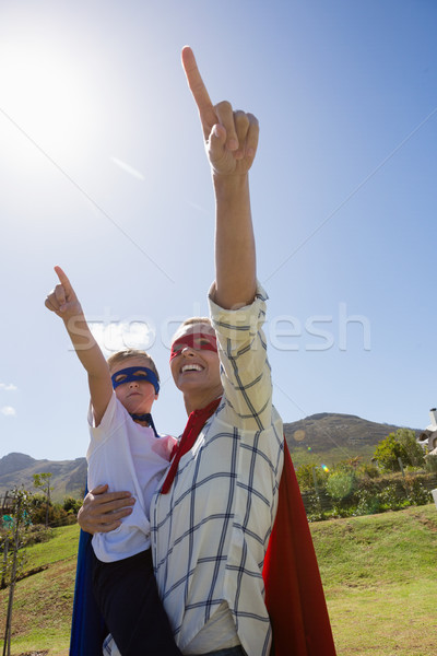 Foto stock: Mãe · filho · quintal · mulher