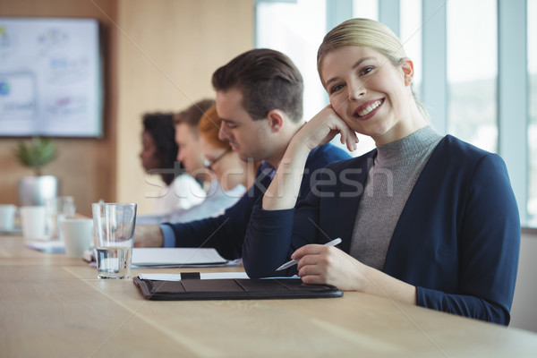 Portrait souriant femme d'affaires séance bureau bureau Photo stock © wavebreak_media