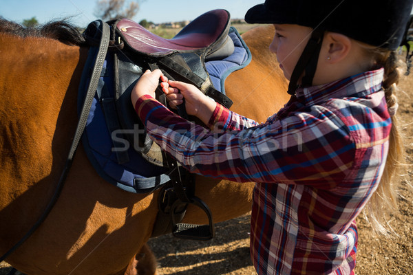 Foto stock: Primer · plano · nina · silla · de · montar · caballo · rancho · nino