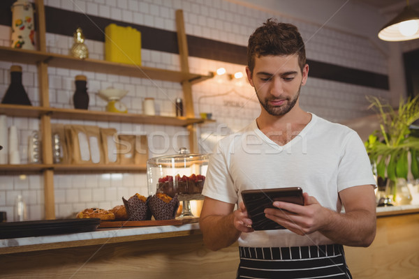 Garson tablet kafe dijital ayakta karşı Stok fotoğraf © wavebreak_media