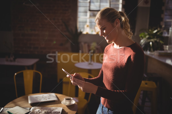 Foto d'archivio: Sorridere · giovani · donna · smartphone · coffee · shop