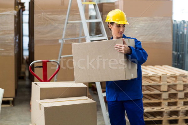 Női munkás hordoz doboz raktár nő Stock fotó © wavebreak_media