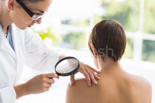 Stockfoto: Arts · onderzoeken · vrouw · Maakt · een · reservekopie · vergrootglas · kliniek