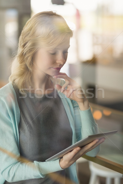 Güzel bir kadın dijital tablet kadın web otel Stok fotoğraf © wavebreak_media