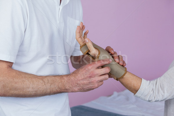 Starszy nadgarstek kliniki kobieta Zdjęcia stock © wavebreak_media