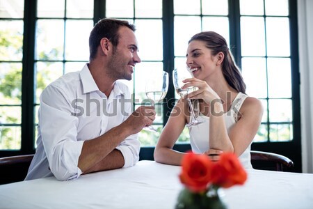 Cuplu țin de mâini cafenea zâmbitor tabel restaurant Imagine de stoc © wavebreak_media