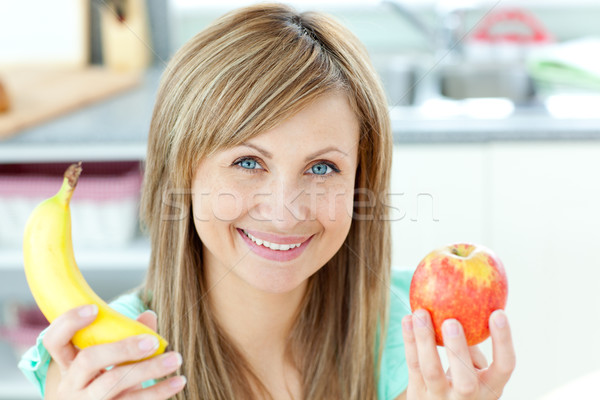 Positivo caucásico mujer plátano manzana cocina Foto stock © wavebreak_media