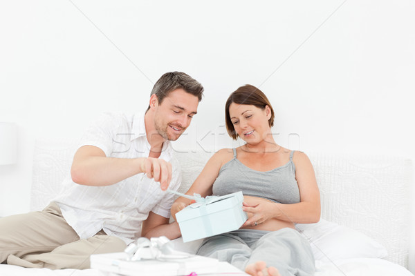 Man aanbieden geschenk vrouw home glimlach Stockfoto © wavebreak_media