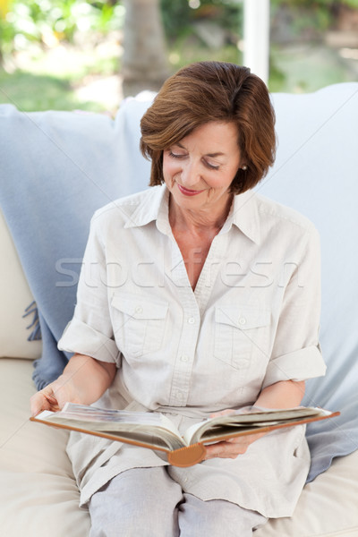 Foto stock: Jubilado · mujer · lectura · libro · casa · feliz