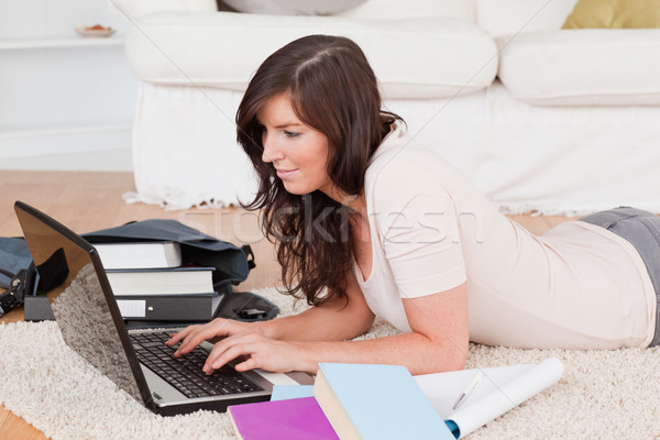 Jungen glücklich Frau entspannenden Laptop Teppich Stock foto © wavebreak_media