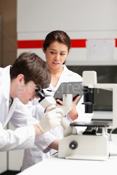 Retrato ciencia estudiante mirando microscopio laboratorio Foto stock © wavebreak_media