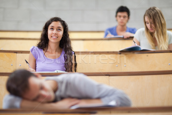 Studenţi ascultare coleg de clasa dormit amfiteatru fericit Imagine de stoc © wavebreak_media