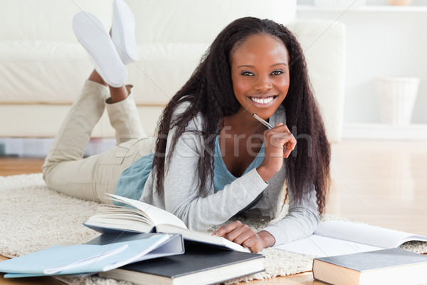 Glimlachend vrouwelijke student tapijt huiswerk werk Stockfoto © wavebreak_media