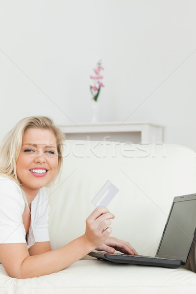 Vrouw online sofa hand winkelen notebook Stockfoto © wavebreak_media