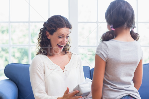 [[stock_photo]]: Cute · fille · offrant · cadeau · mère · salon