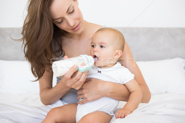 Mãe bebê leite garrafa cama Foto stock © wavebreak_media