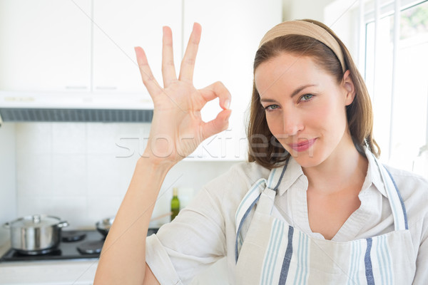 笑みを浮かべて 若い女性 オーケー にログイン キッチン ストックフォト © wavebreak_media
