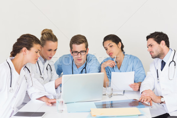 Stockfoto: Artsen · bespreken · laptop · geconcentreerde · ziekenhuis