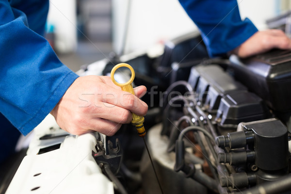 Mechanik testowanie oleju samochodu naprawa samochodów garaż Zdjęcia stock © wavebreak_media